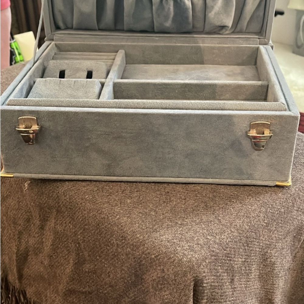 Elegant Gray Jewelry Organizer